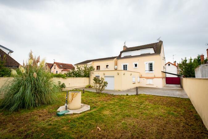 Appréciez la tranquillité de la Résidence Hélios, Villeneuve-Saint-Georges, avec son grand jardin et sa terrasse ! Réservez maintenant.