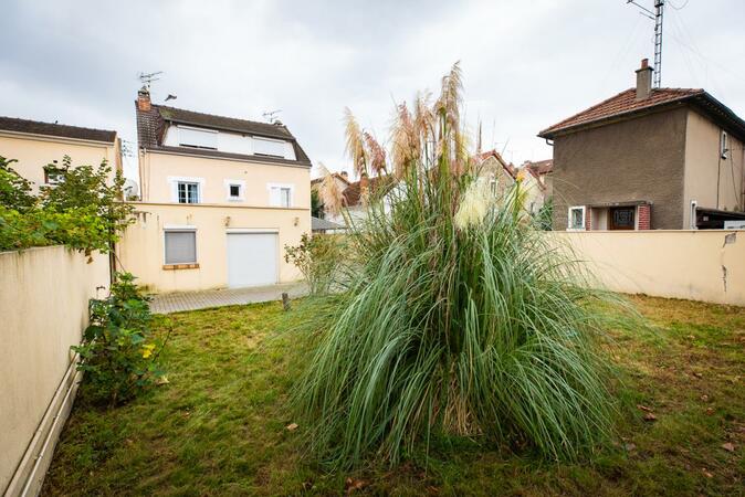 Résidence Hélios, Villeneuve-Saint-Georges : un havre de paix dans un quartier résidentiel, avec un vaste jardin et une terrasse.